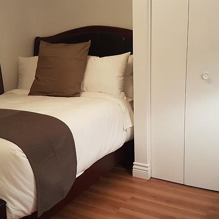 Three-Bedroom Apartment Sweet #6 By Amazing Property Rentals Гатіно Екстер'єр фото